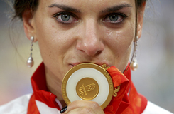 JJ. OO. PEKIN 2008. Yelena ISINBAYEVA (RUS). Medalla de oro en Pertiga.